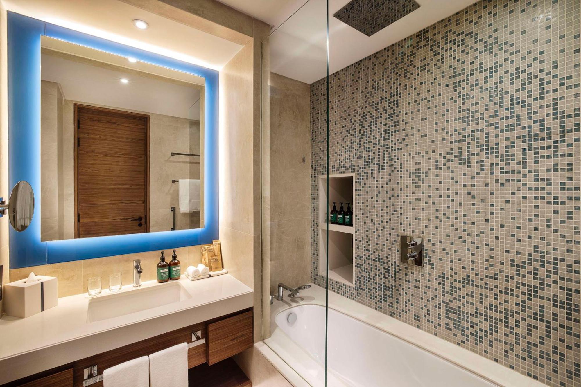 Tumbi West Palm Beach Hotel Dubai,Tapestry Collection Hilton Exterior foto